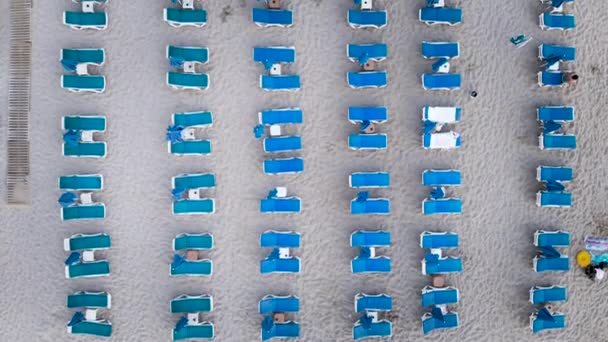 Luftaufnahme Sonnenschirme Von Oben Luftperspektive Blau Urlaub Strand Mit Menschenmassen — Stockvideo