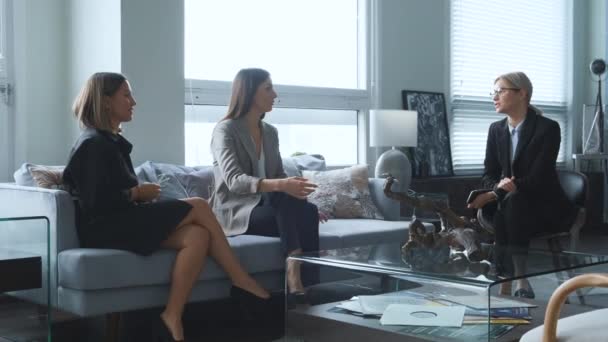 Genç Kızlar Ofiste Buluştular Yeni Projelerini Konuşalım Büyük Ofis Kadını — Stok video