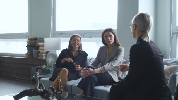 Les Filles Sont Rencontrées Bureau Les Femmes Communiquent Sur Nouveau — Video