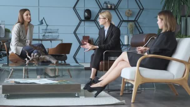 办公室里有文件的女商人三个穿着西装的年轻漂亮的姑娘正坐在办公室里 厌倦了工作 — 图库视频影像