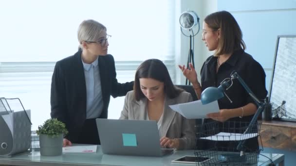 Proceso Colaborativo Los Empresarios Multiculturales Que Utilizan Presentación Ordenadores Portátiles — Vídeo de stock