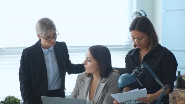 Weibliche Kaukasische Professionelle Marketing Managerin Lehrt Junge Praktikantin Neue Arbeit — Stockvideo