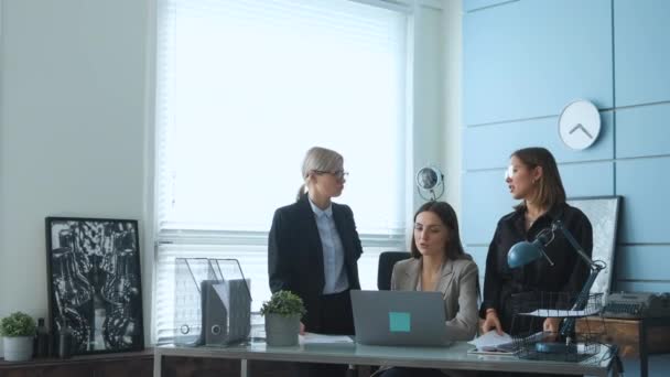 若い女の子たちがオフィスで仕事の話をしている 新しいプロジェクトについて同僚と話すビジネスミーティングの女性 — ストック動画