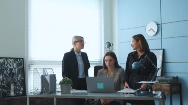 新しいプロジェクトについて同僚と話すビジネスミーティングの女性 — ストック動画