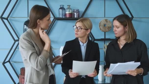 Las Chicas Jóvenes Están Oficina Revisan Los Documentos Tres Chicas — Vídeo de stock