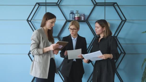Drei Frauen Stehen Büro Der Wand Und Prüfen Unterlagen Für — Stockvideo