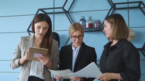 Três Meninas Negócios Ficar Escritório Olhar Para Documentos Tablet Eles — Vídeo de Stock