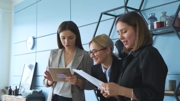 Tres Felices Diversas Mujeres Jóvenes Hablando Trabajando Equipo Juntas Mirando — Vídeos de Stock