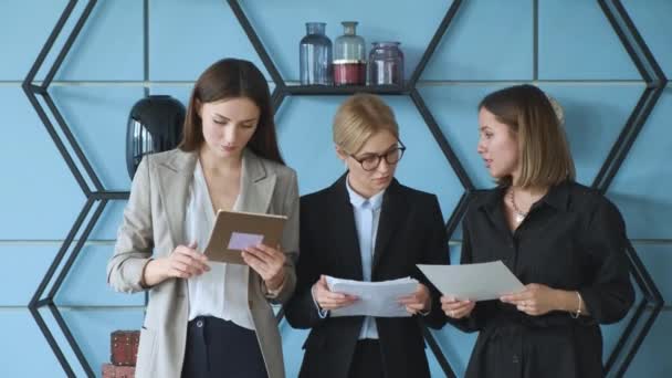 Tres Felices Diversas Mujeres Jóvenes Hablando Trabajando Equipo Juntos Mirando — Vídeo de stock
