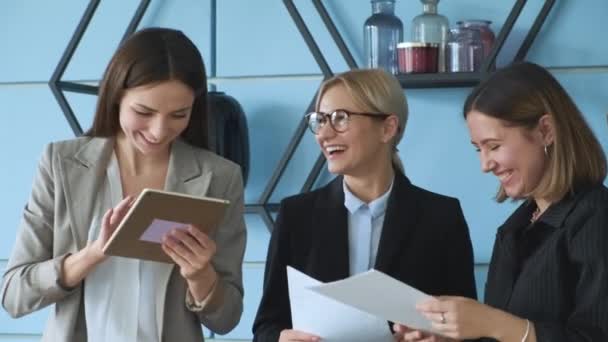 Tres Hermosas Mujeres Negocios Están Pie Oficina Discutiendo Proyecto Idea — Vídeo de stock