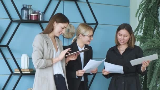 Mujeres Negocios Encontrando Documentos Discutiendo Plan Papel Tres Compañeras Trabajo — Vídeos de Stock