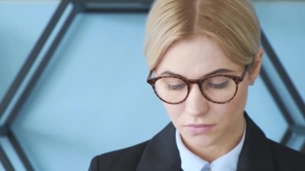 Selbstbewusstes Gesicht Der Brille Eines Businessgirls Das Büro Posiert Mittlere — Stockvideo