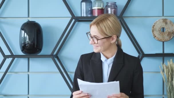 Une Jeune Femme Affaires Sourit Debout Dans Bureau Cherche Des — Video