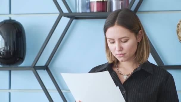 Uma Mulher Documentos Escritório Ela Faz Seu Próprio Negócio — Vídeo de Stock