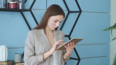 Ofiste tablet üzerinde çalışan yorgun kadın.
