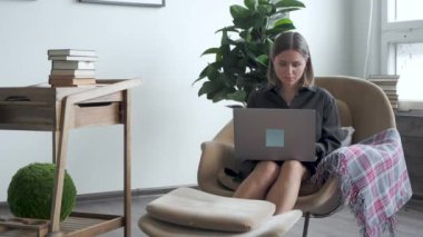 Dizüstü bilgisayar kullanan genç bir iş kadını ofis masasında oturuyor, mutlu bayan müşteri online alışveriş siparişi konseptini doğrulamak için arama yapıyor.