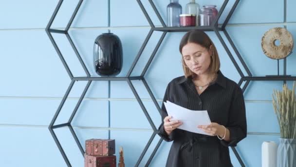 Merkez Ofisteki Diyagramlara Odaklanmış Kadını Uzak Bir Yerinde Belgeleri Okuyan — Stok video