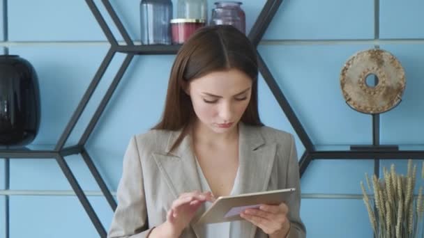 Femme Focalisée Tenant Utilisant Des Applications Numériques Ligne Tablette Bureau — Video