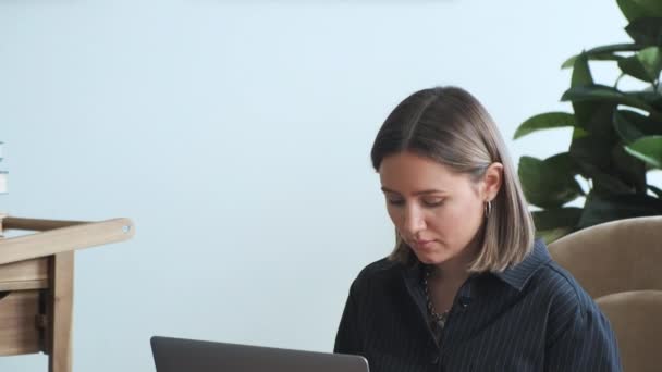 Gelukkig Tiener Meisje Genieten Met Behulp Van Laptop Zitten Rockende — Stockvideo