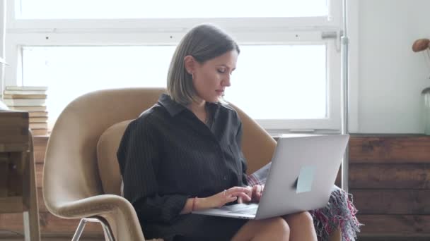 Vista Lateral Concentrada Jovem Empresária Trabalhando Computador Escritório Casa Comunicando — Vídeo de Stock