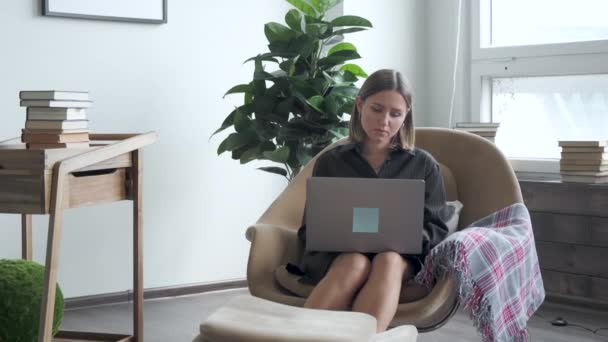 若い美しいブルネットはロフトオフィスでクールなクリエイティブエージェンシーのラップトップコンピュータで動作します — ストック動画