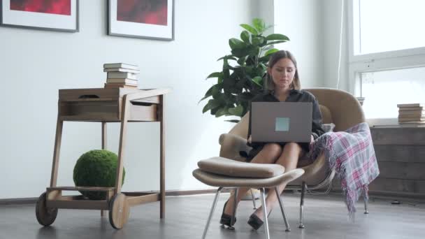 Junge Unternehmerin Mit Laptop Schreibnotizen Schreibtisch Hause Erwachsene Geschäftsfrau Den — Stockvideo