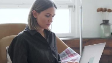 Bilgisayarda çalışan genç kız projeyle meşgul başarılı kadın uluslararası şirket çalışanlarına odaklandı.