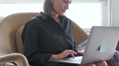 Laptop bilgisayarında çalışan endişeli genç bir kız öğrenci internet öğretmeniyle çalışıyor, evde sorunları çözüyor. Ciddi bir kadın ilham ve fikir arıyor. Not yaz, öğretim kavramı yaz