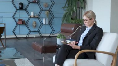 Genç kız internet tabletinde çalışıyor, ipad sörfü, elinde tablet, cevap mesajları, öğrenci ofisi müdürü, hipster...