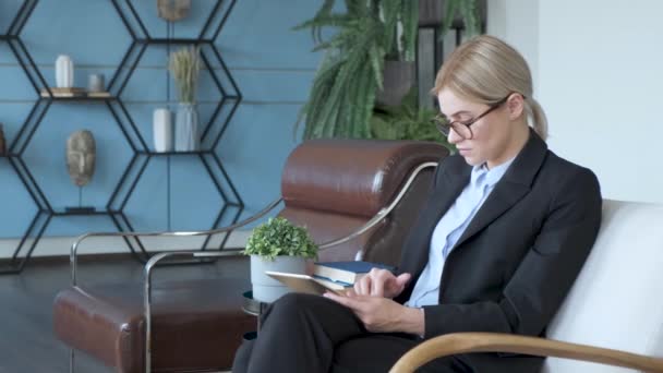 Krásná Vážná Blond Obchodnice Brýlích Moderní Kancelářské Hale Pomocí Svého — Stock video