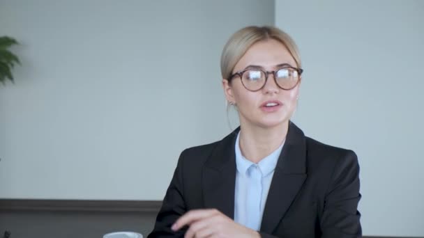 Uma Jovem Garota Negócios Conta Uma História Durante Uma Pausa — Vídeo de Stock