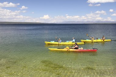 Batı başparmak Şofben havzasında, Gölü kıyısındaki Yellowstone kayaks turist kürek.