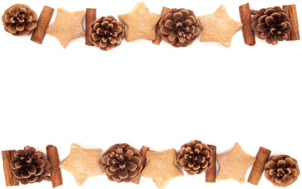 Cono di pino, cannella, biscotti raccolta di Natale impostato su bianco b — Foto Stock