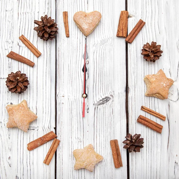 Decoración del reloj de cono de pino de Navidad en tablero de madera blanco — Foto de Stock