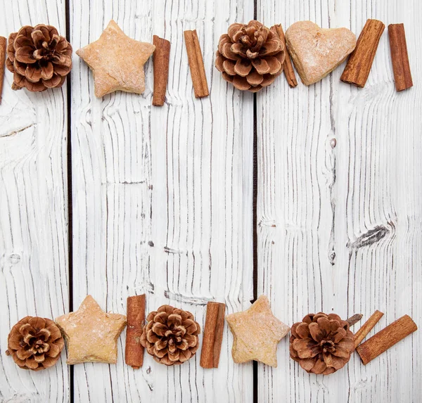 Decoración de cono de pino de Navidad en tablero de madera blanco — Foto de Stock