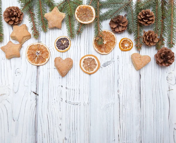 Decoración de Navidad en tablero de madera grunge viejo — Foto de Stock