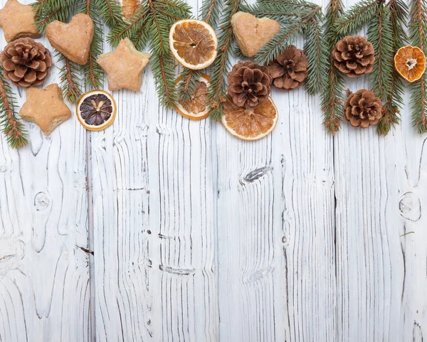 Decoración de Navidad en tablero de madera grunge viejo — Foto de Stock