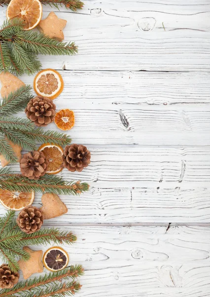 Decoración de Navidad en tablero de madera grunge viejo — Foto de Stock