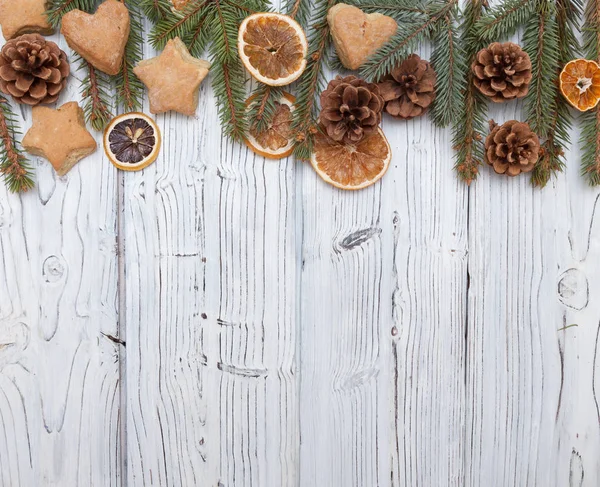 Weihnachtsdekoration auf altem Grunge-Holzbrett Stockbild