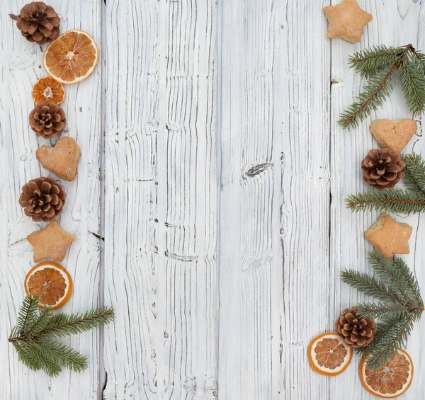 Decoración de Navidad en tablero de madera grunge blanco — Foto de Stock