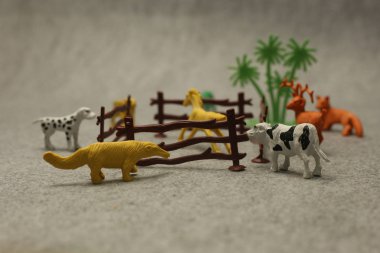 Minyatür insanlar arabada oturup yeni yılı kutluyor ve kızlar konuşuyor. 