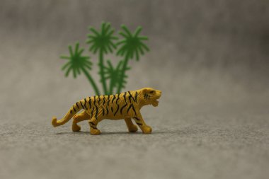 Minyatür insanlar arabada oturup yeni yılı kutluyor ve kızlar konuşuyor. 