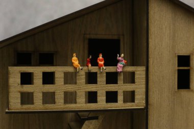 Minyatür insanlar arabada oturup yeni yılı kutluyor ve kızlar konuşuyor. 