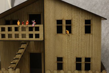 Minyatür insanlar arabada oturup yeni yılı kutluyor ve kızlar konuşuyor. 