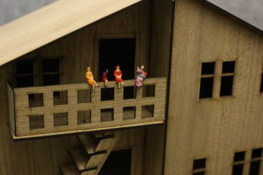 Minyatür insanlar arabada oturup yeni yılı kutluyor ve kızlar konuşuyor. 