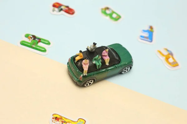 Pessoas Miniatura Carro Sentado Juntos Celebrando Ano Novo Meninas Conversando — Fotografia de Stock