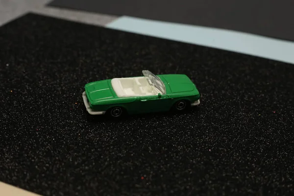 Miniatyr Människor Bil Sitter Tillsammans Firar Nyår Och Flickor Pratar — Stockfoto