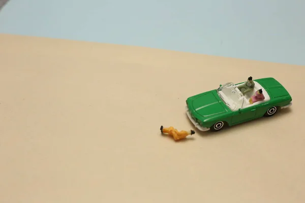 Pessoas Miniatura Carro Sentado Juntos Celebrando Ano Novo Meninas Conversando — Fotografia de Stock