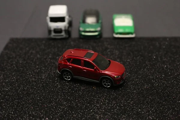 Pessoas Miniatura Carro Sentado Juntos Celebrando Ano Novo Meninas Conversando — Fotografia de Stock