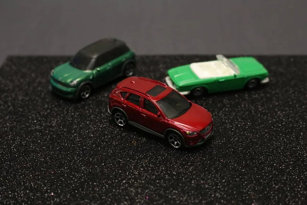 Pessoas Miniatura Carro Sentado Juntos Celebrando Ano Novo Meninas Conversando — Fotografia de Stock